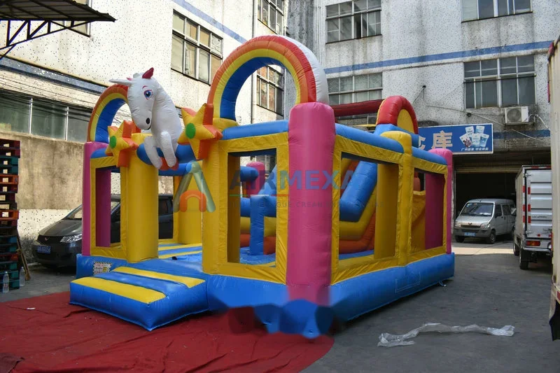 Castillo inflable combo temática unicornio con resbaladilla y colores pastel