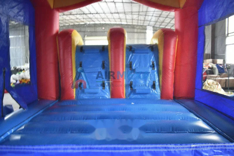 Combo inflable deportivo con doble resbaladilla instalado en evento al aire libre
