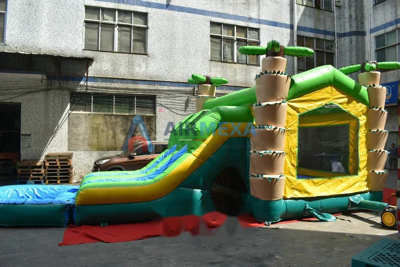 Combo inflable temático de selva con doble resbaladilla instalado al aire libre