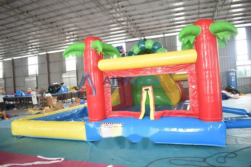 Castillo inflable acuático con temática de oruga y resbaladilla en uso
