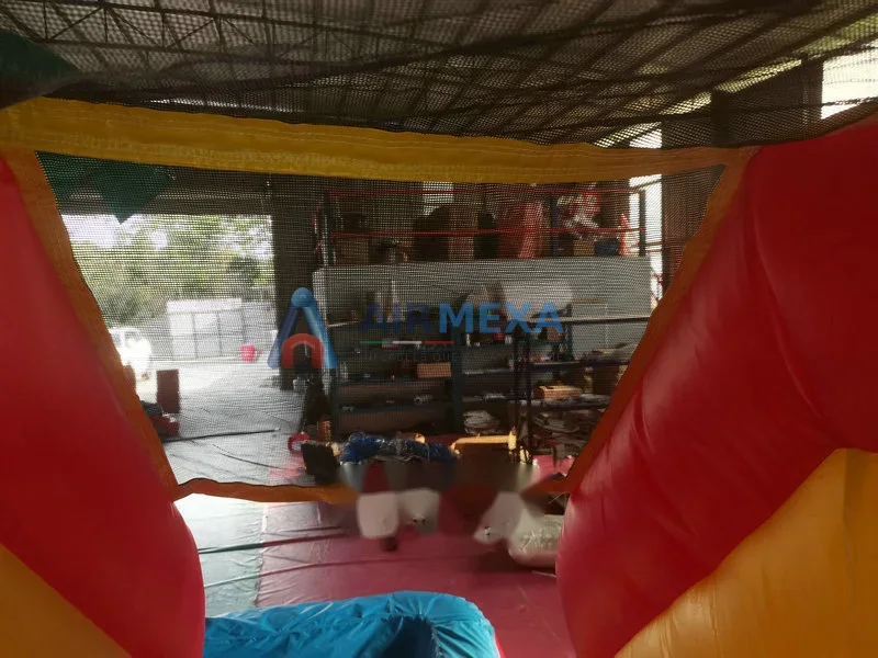 Combo acuático inflable con resbaladilla y alberca instalado en balneario