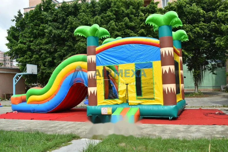 Combo inflable tropical húmedo con alberca y tobogán instalado en balneario