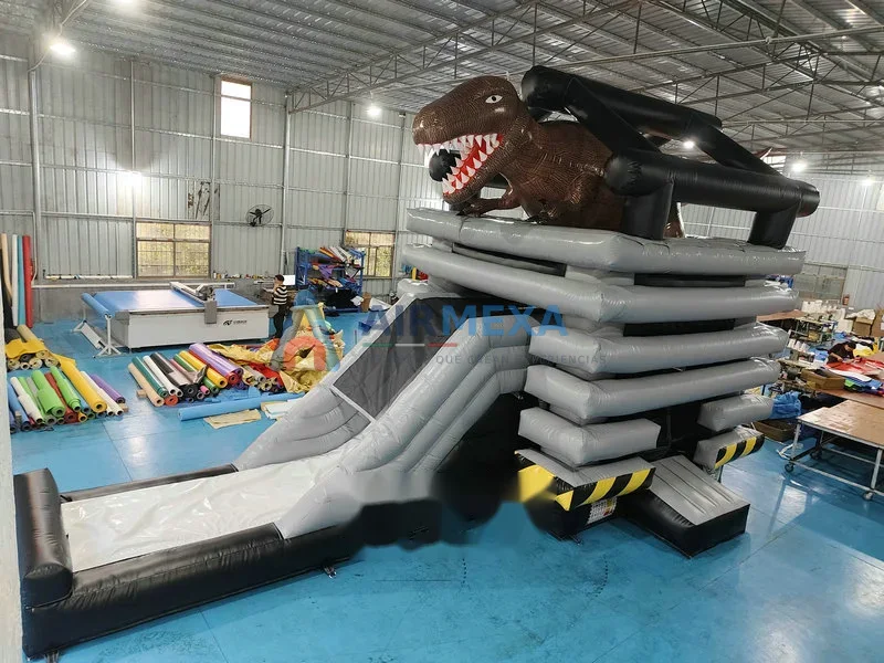 Combo inflable temático T-Rex con resbaladilla instalado en evento infantil