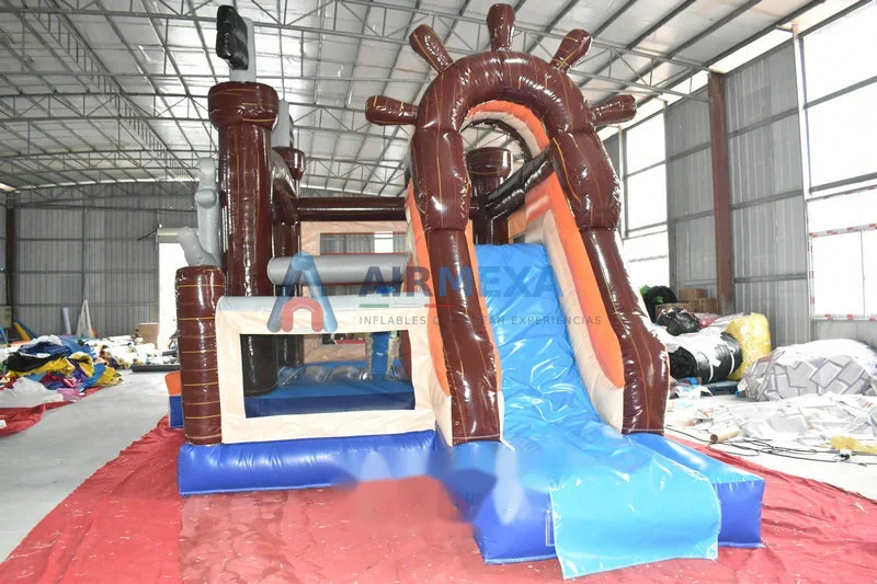 Castillo inflable combo temática pirata con resbaladilla en evento infantil