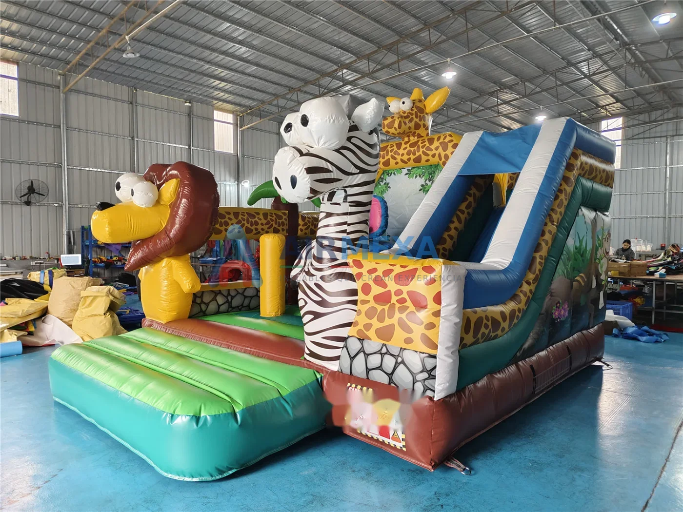 Combo inflable safari compacto con resbaladilla y animales de zoológico