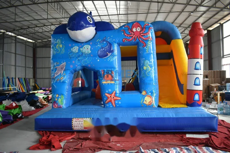 Castillo inflable combo temática marina con resbaladilla instalado en fiesta