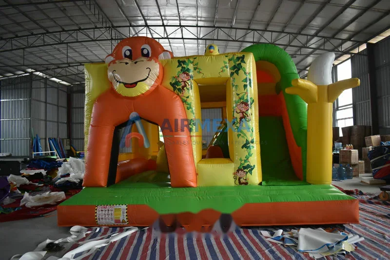 Castillo inflable combo con temática de changos, área de brinco y resbaladilla