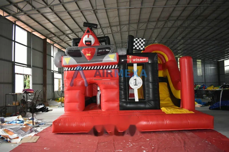 Castillo inflable temática de carreras con resbaladilla instalado en fiesta