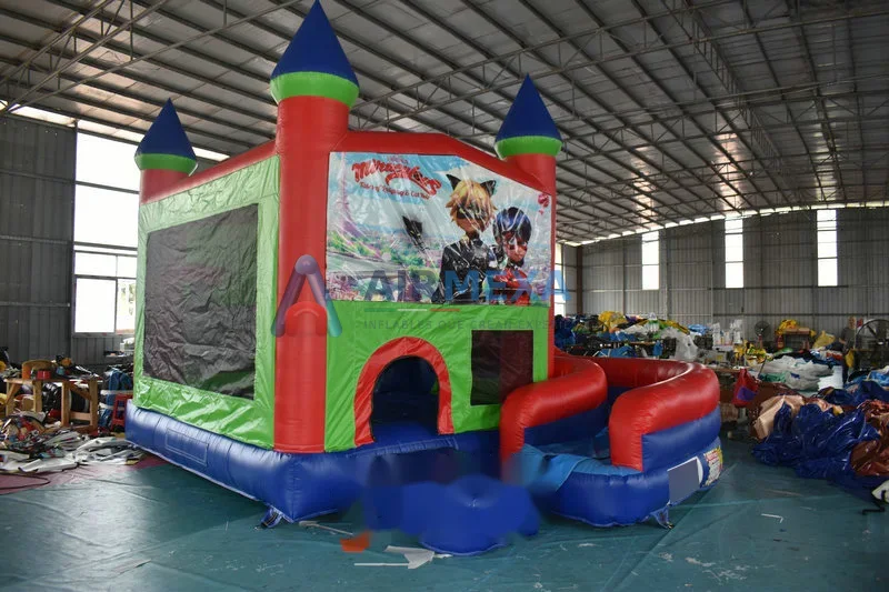 Combo inflable compacto con lona temática y resbaladilla instalado en evento