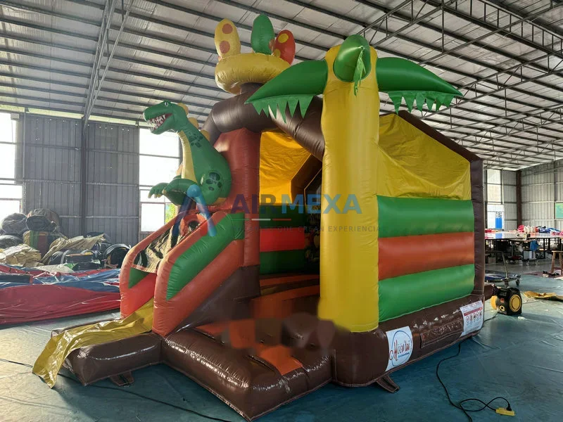 Castillo inflable combo temático de dinosaurio con resbaladilla en jardín