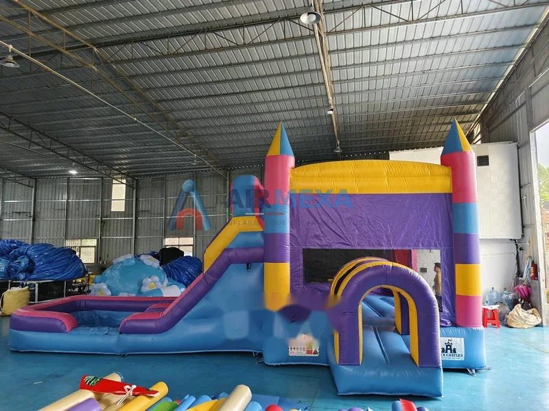 Castillo inflable con doble resbaladilla en rosa y morado para eventos infantiles