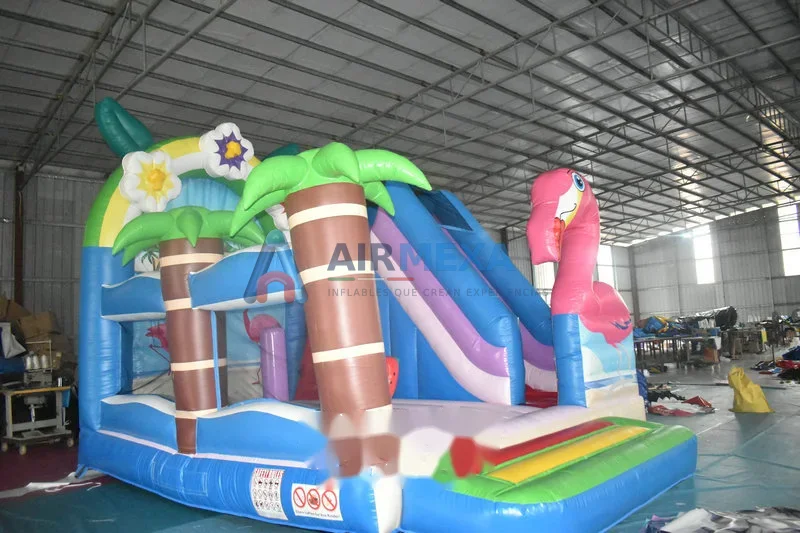 Combo inflable temático de flamingo rosa con resbaladilla en evento infantil