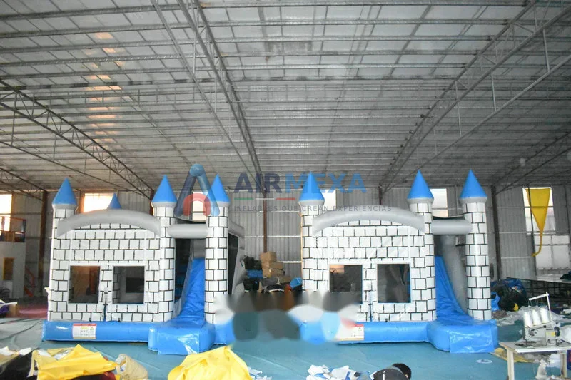 Castillo inflable gris compacto con resbaladilla para eventos y renta