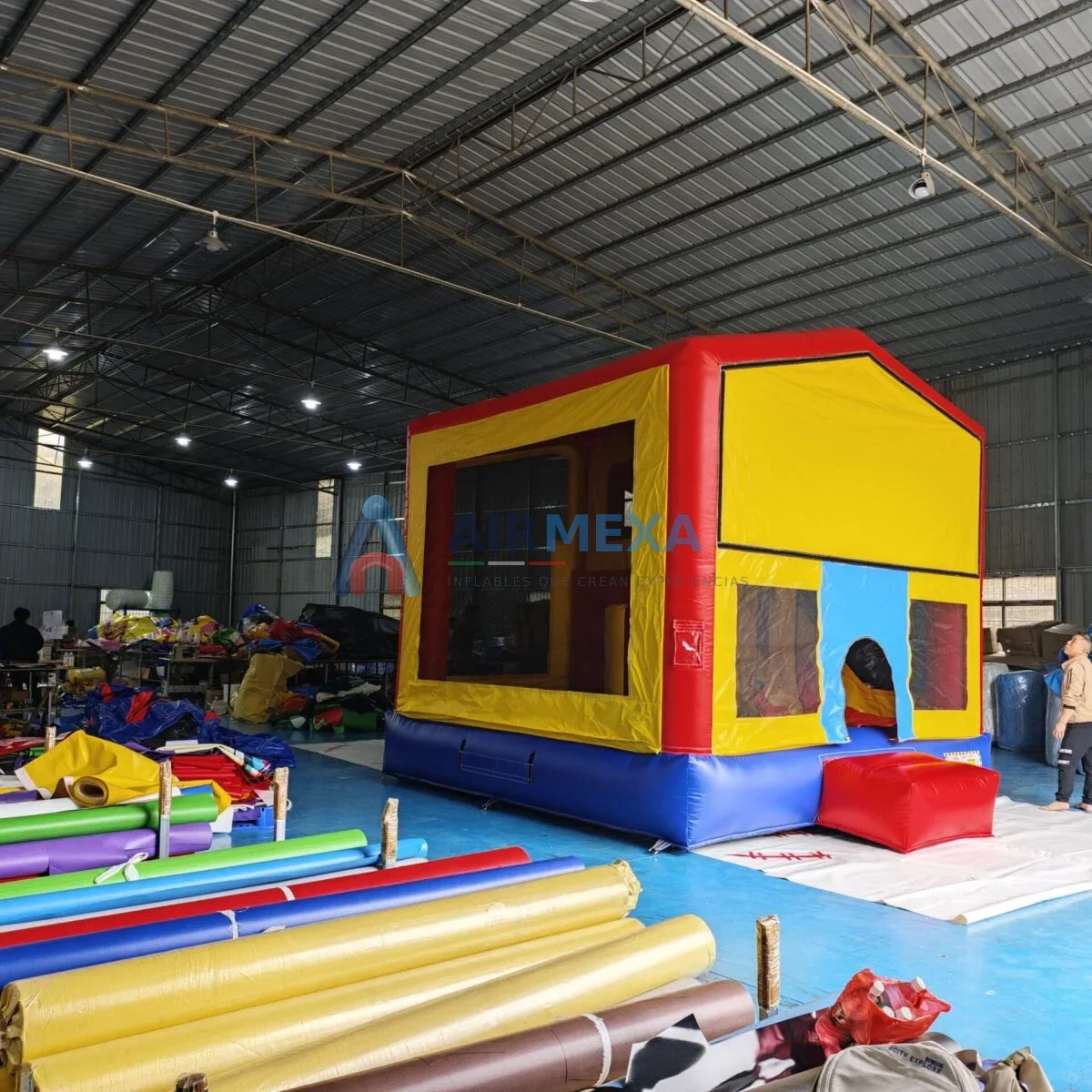 Castillo inflable 4 en 1 compacto con resbaladilla y obstáculos para renta