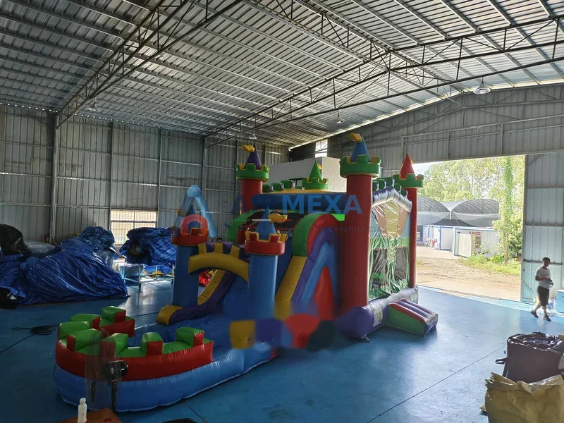 Combo inflable alargado con resbaladilla y área de brinco, formato angosto para patios
