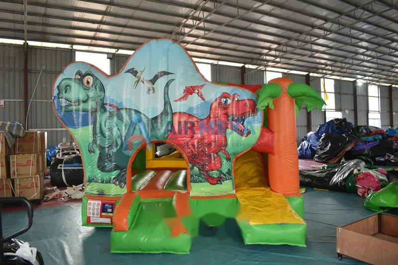 Castillo inflable combo chico temático de dinosaurio con resbaladilla en patio