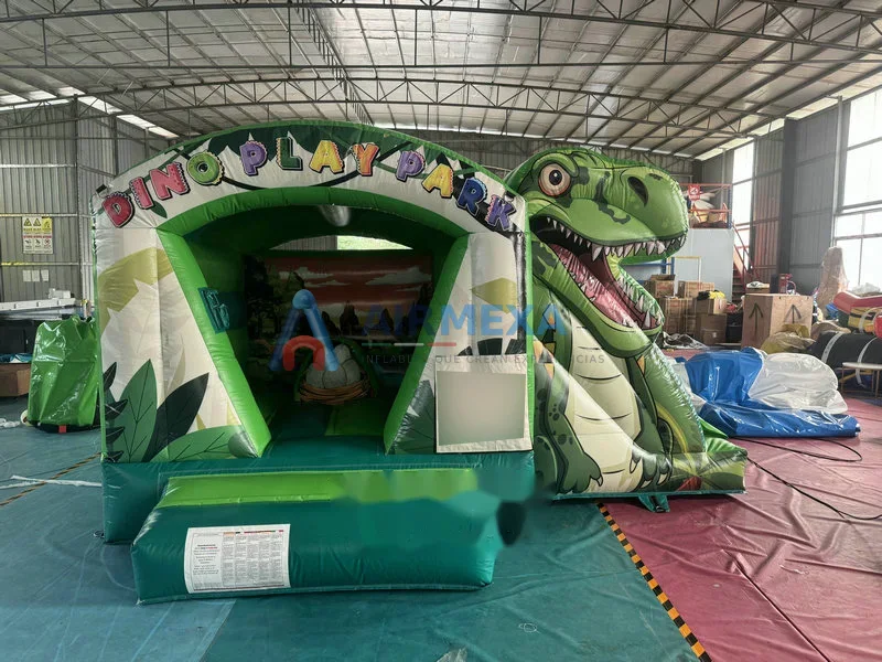 Brincolín combo mini dinosaurio con resbaladilla instalado en patio pequeño