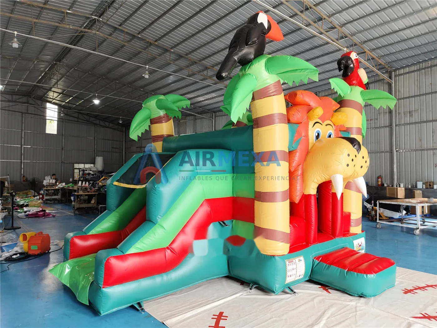 Castillo inflable temático de jungla con resbaladilla, tamaño compacto para renta