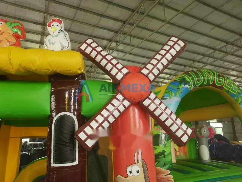 Castillo inflable combo con resbaladilla y temática de granja para fiestas infantiles