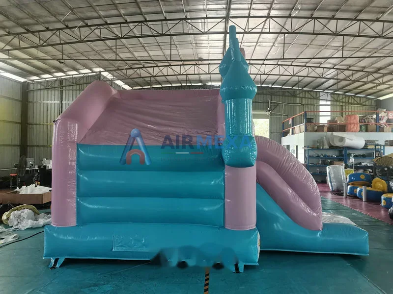 Combo inflable compacto en colores pastel rosa y azul con resbaladilla