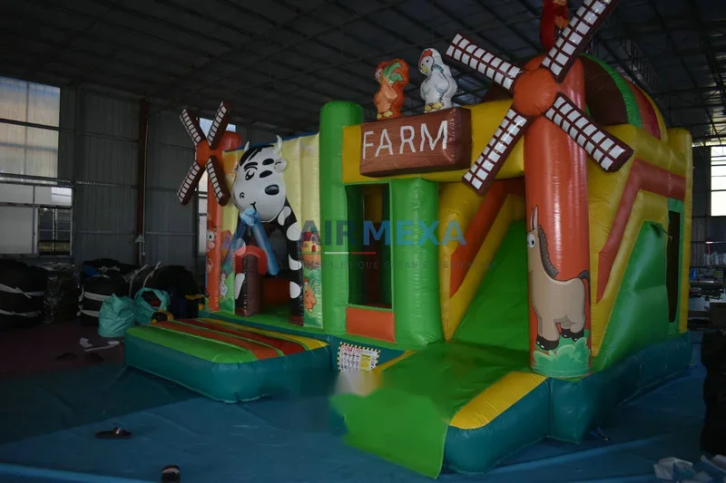 Combo inflable con temática de granja, resbaladilla y área de brincolín
