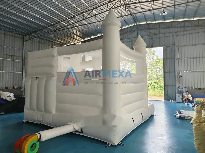 Castillo inflable blanco con alberca de pelotas integrada para eventos elegantes