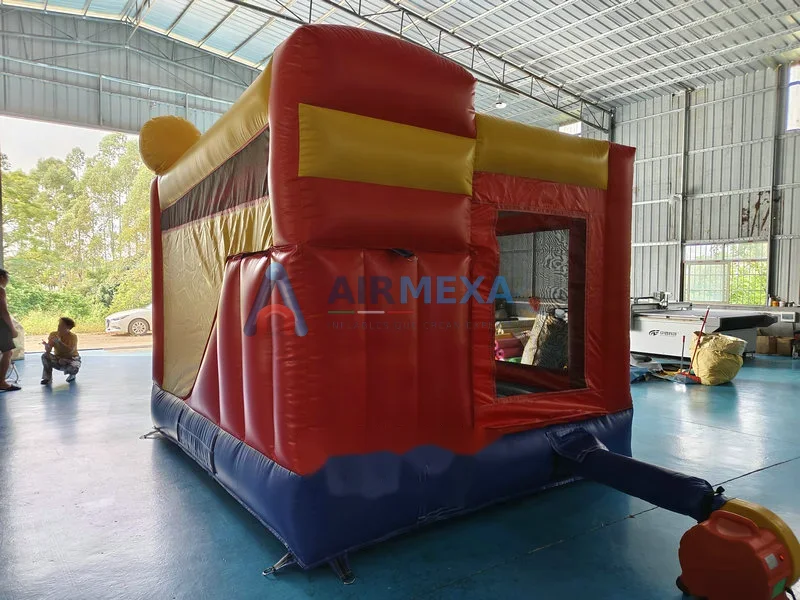 Brincolín inflable compacto sencillo instalado en patio para evento