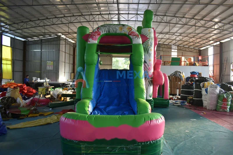 Combo inflable con temática de flamingo, resbaladilla y alberca instalado en evento