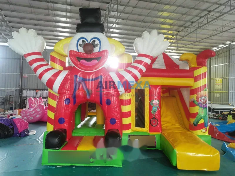 Castillo inflable combo temática payaso con resbaladilla en jardín