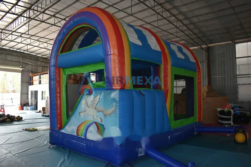 Castillo inflable combo temático unicornio y arcoíris con resbaladilla en jardín