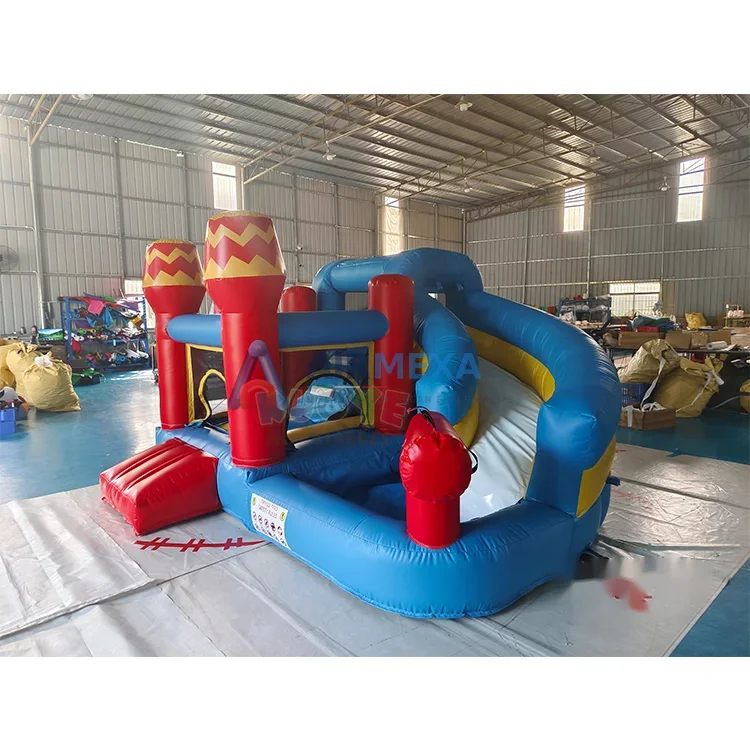 Combo inflable pequeño con resbaladilla para niños en área de juego