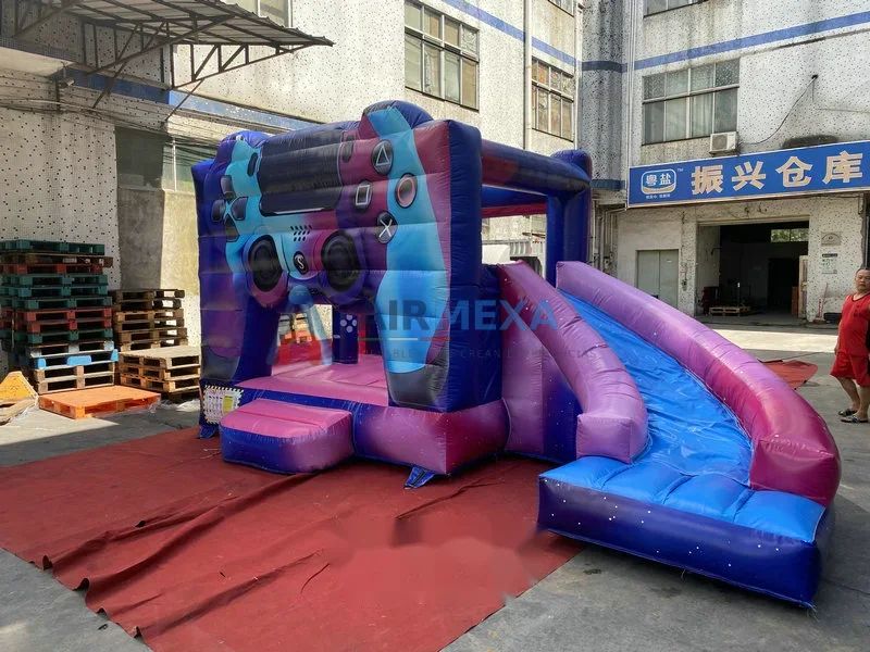 Combo inflable con temática gamer y resbaladilla montado en evento
