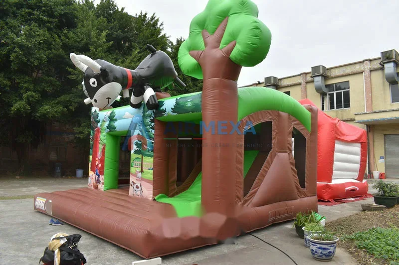 Combo inflable temático de granja con resbaladilla y área de brinco
