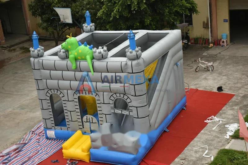 Castillo inflable combo temática dragón con resbaladilla instalado en evento infantil