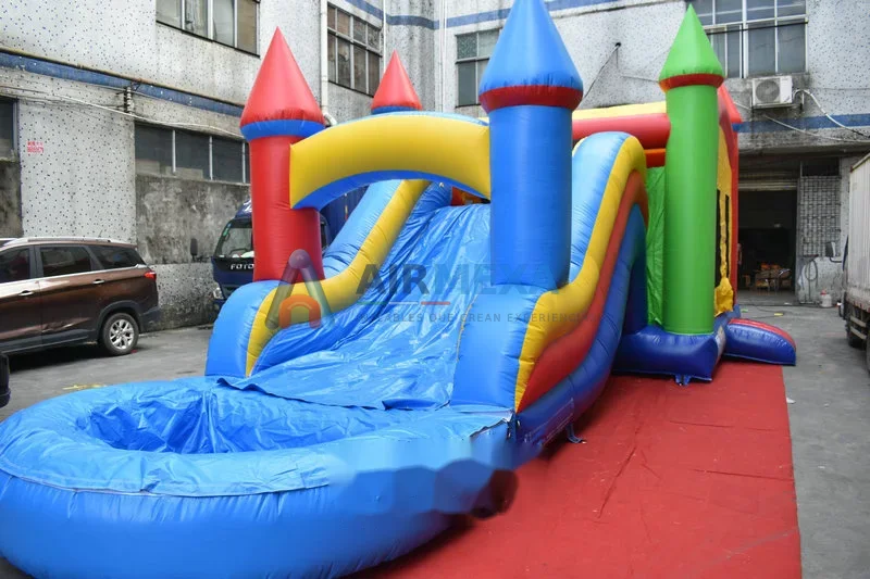 Combo inflable con resbaladilla en modo húmedo con alberca y área de brincolín