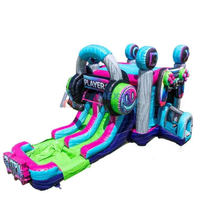 Combo inflable temático gamer con resbaladilla de doble carril instalado en evento