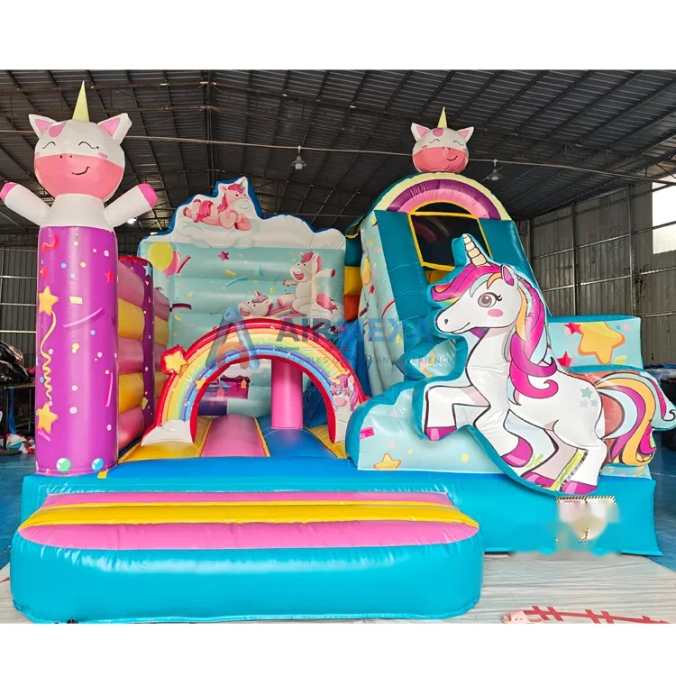 Castillo inflable con temática de unicornio y resbaladilla en jardín