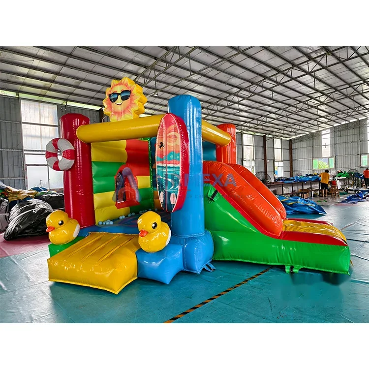 Castillo inflable combo playero compacto con resbaladilla en instalación exterior