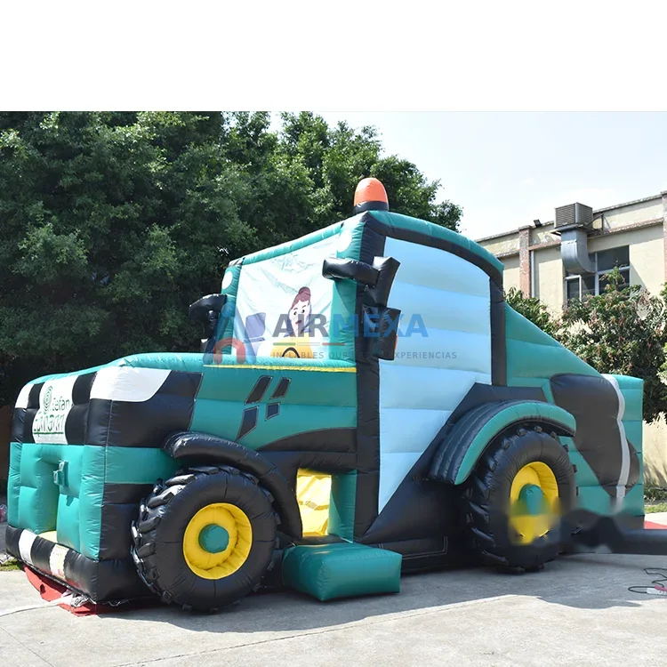 Castillo inflable combo con temática de tractor, resbaladilla y zona de obstáculos