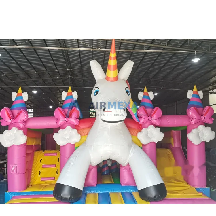 Castillo inflable de unicornio con doble resbaladilla en evento infantil