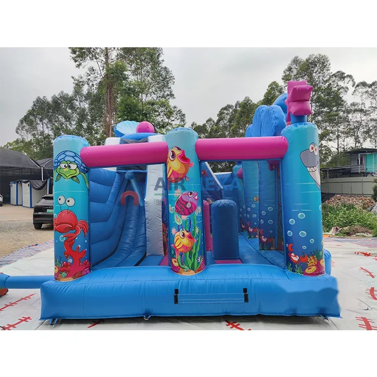 Castillo inflable temática sirena con resbaladilla y colores llamativos