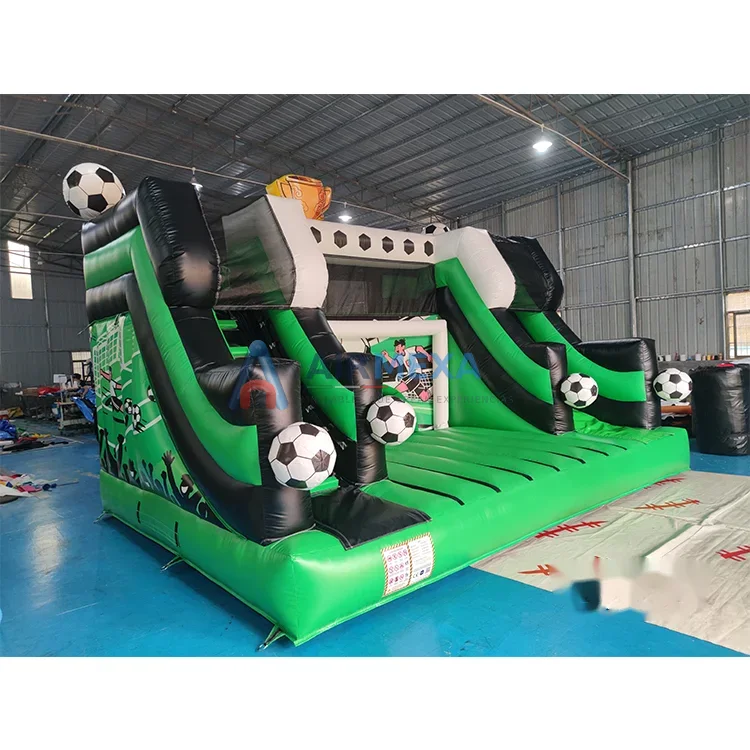 Combo inflable con temática de fútbol, brincolín y resbaladilla compactos