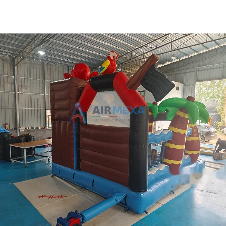 Combo inflable temática pirata con resbaladilla y decoración de barco