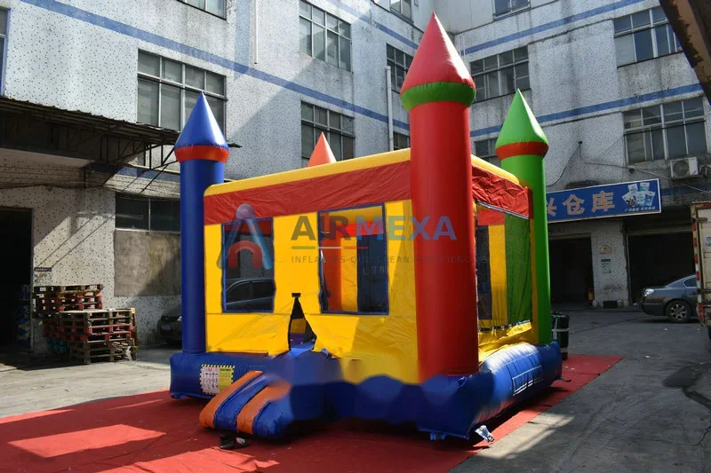 Castillo inflable clásico compacto de 4x3 metros instalado en patio