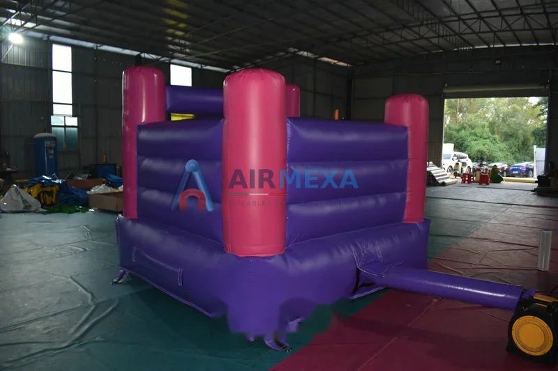 Castillo inflable rosa compacto instalado en jardín para fiesta infantil