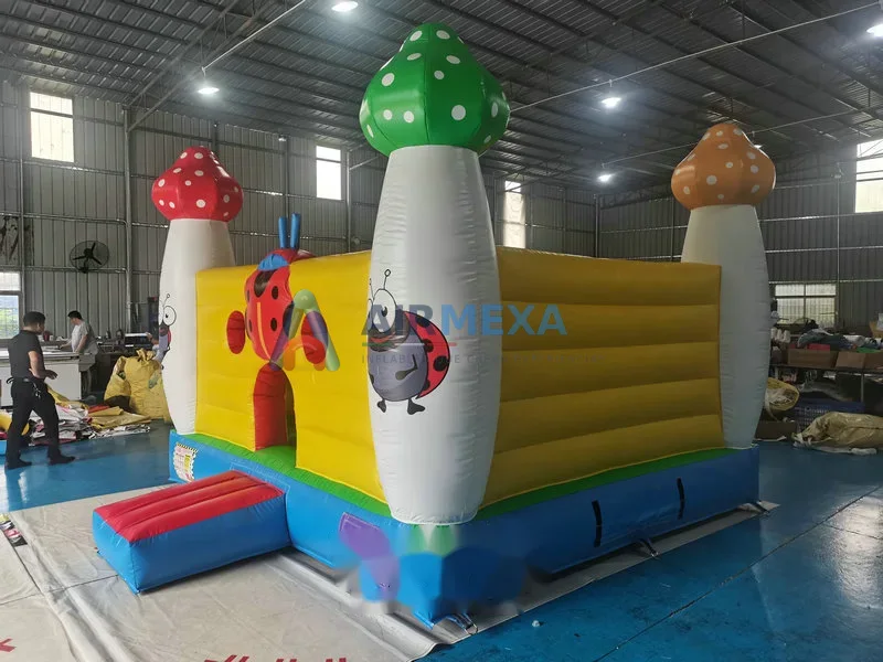 Castillo inflable con temática de hongo instalado en jardín para fiesta infantil