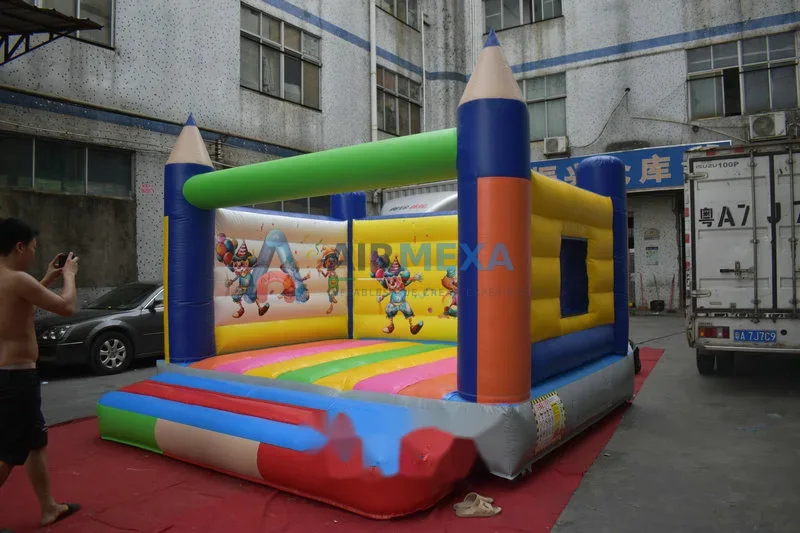 Castillo inflable con temática de crayones de colores para renta comercial