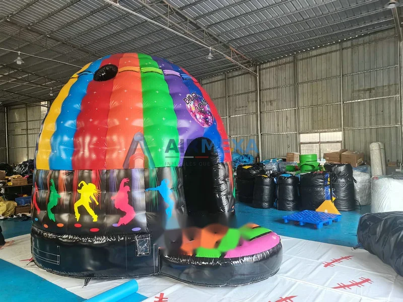 Castillo inflable Disco Dome de colores instalado en evento