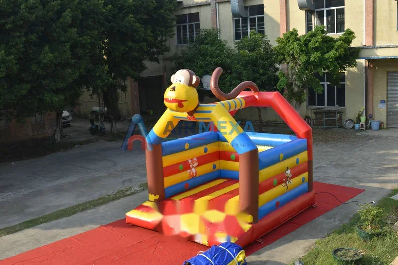 Castillo inflable temático de changuito para renta comercial en evento infantil