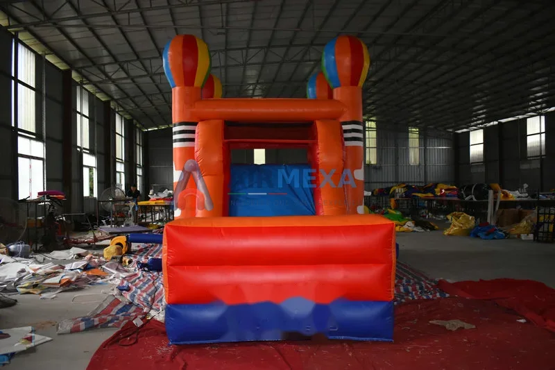 Combo inflable con resbaladilla y temática de globos instalado en jardín